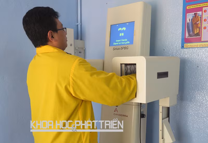 Cán bộ kỹ thuật thực hiện kiểm soát nhiễm bẩn phóng xạ trước khi rời lò phản ứng.