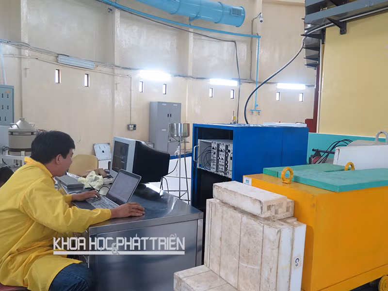 Ngoài việc phục vụ nghiên cứu, đào tạo cán bộ, lò phản ứng hạt nhân Đà Lạt chú trọng việc sản xuất hướng nghiên cứu điều chế các đồng vị và dược chất phóng xạ phục vụ cho ngành y tế, công nghiệp, nông nghiệp...