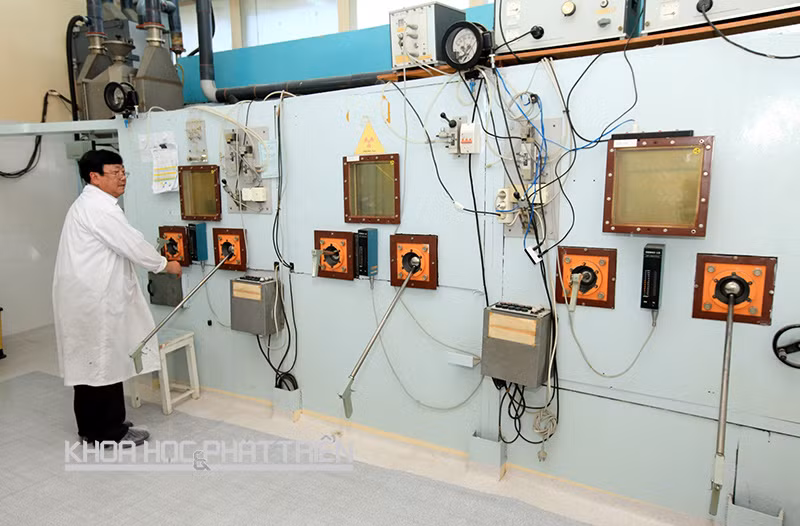 Các nhà khoa học của Viện Nghiên cứu hạt nhân Đà Lạt đang điều chế đồng vị phóng xạ tại lò phản ứng.