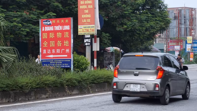 Biển hiệu với hầu hết là chữ Trung Quốc đặt trên đường 271, đoạn qua phường Đồng Kỵ (thị xã Từ Sơn, Bắc Ninh) chỉ người biết tiếng Trung mới có thể hiểu.