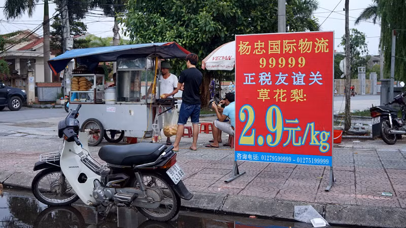 Ngay cả quầy bán bánh mỳ nằm trên hè phố trung tâm xã Phù Khê cũng trưng biển hiệu toàn chữ tiếng Trung.