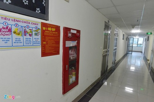 Theo cư dân tại đây, tại thời điểm ngập, cả 7 thang máy đều ngừng hoạt động. Người dân lên không được, xuống không xong, phải chịu cảnh “cấm cung trên cao”.