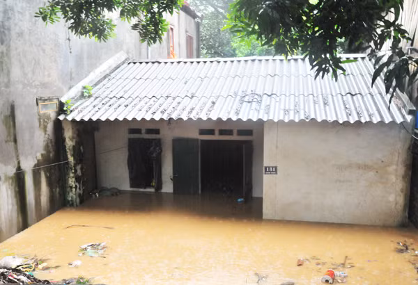 Hơn 40 nhà dân ở tổ 1A, phường Kim Tân bị ngập sâu trong nước lũ.