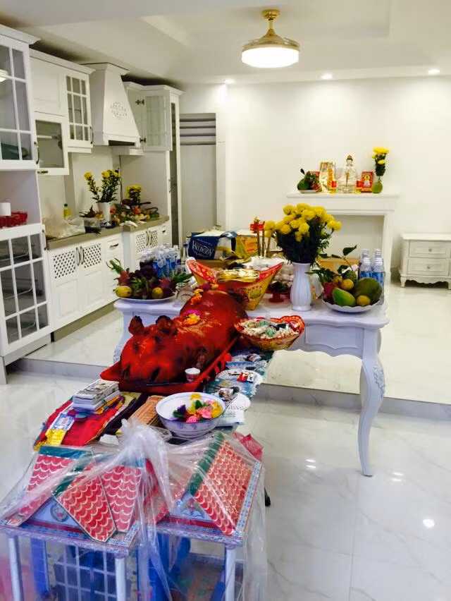 Cả ngoại và nội thất trong nhà đều theo tông màu trắng chủ đạo.