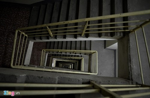 Lực lượng PCCC có mặt để giải cứu người dân mắc kẹt ở thang máy trong khi hàng trăm người phải rồng rắn theo thang bộ thoát hiểm.