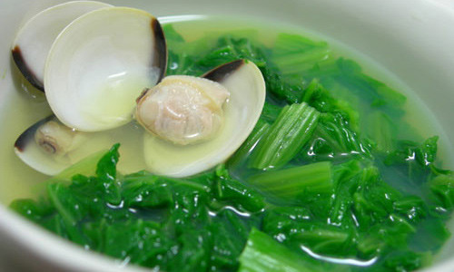 Với những người bị đau dạ dày, hay bị chướng hơi đầy bụng không nên ăn nhiều rau cải. Ảnh minh họa.