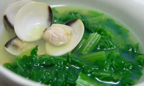 Với những người bị đau dạ dày, hay bị chướng hơi đầy bụng không nên ăn nhiều rau cải. Ảnh minh họa. Với những người bị đau dạ dày, hay bị chướng hơi đầy bụng không nên ăn nhiều rau cải. Ảnh minh họa.