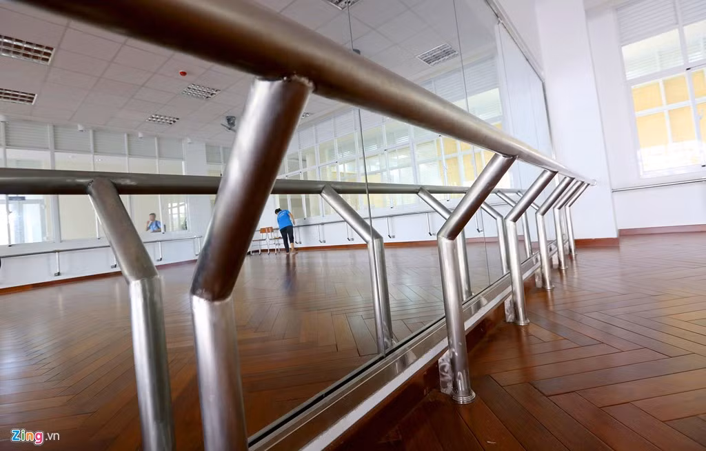 Hình ảnh phòng tập múa đang được công nhân chăm sóc sàn để chuẩn bị đón tiếp các thiếu nhi vào học.