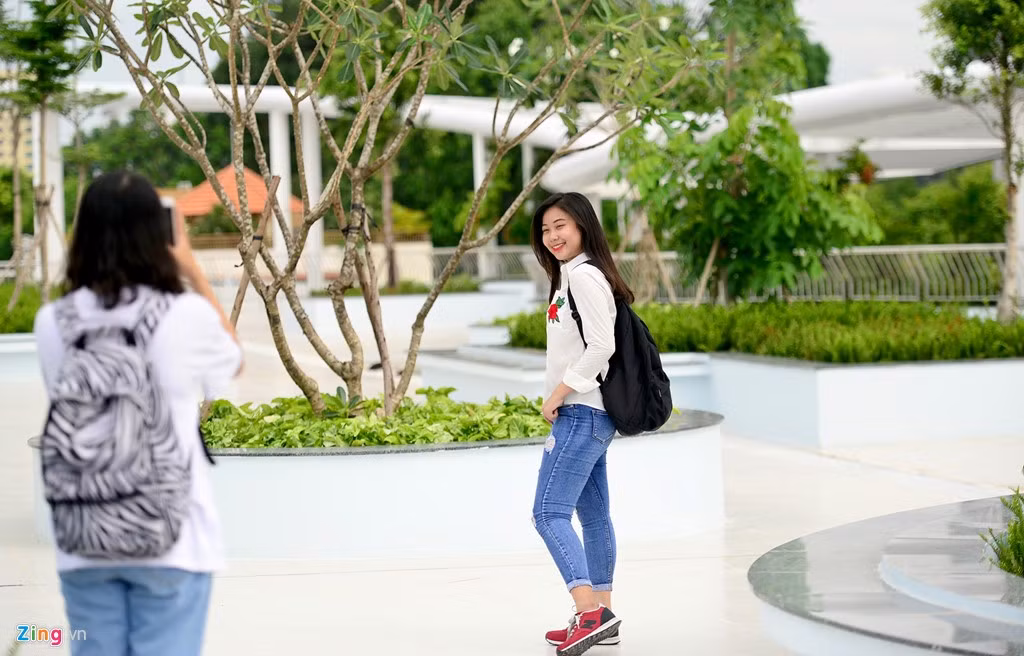 Công trình chưa đưa vào sử dụng nhưng đã có nhiều bạn trẻ tìm tới tham quan, chụp hình.