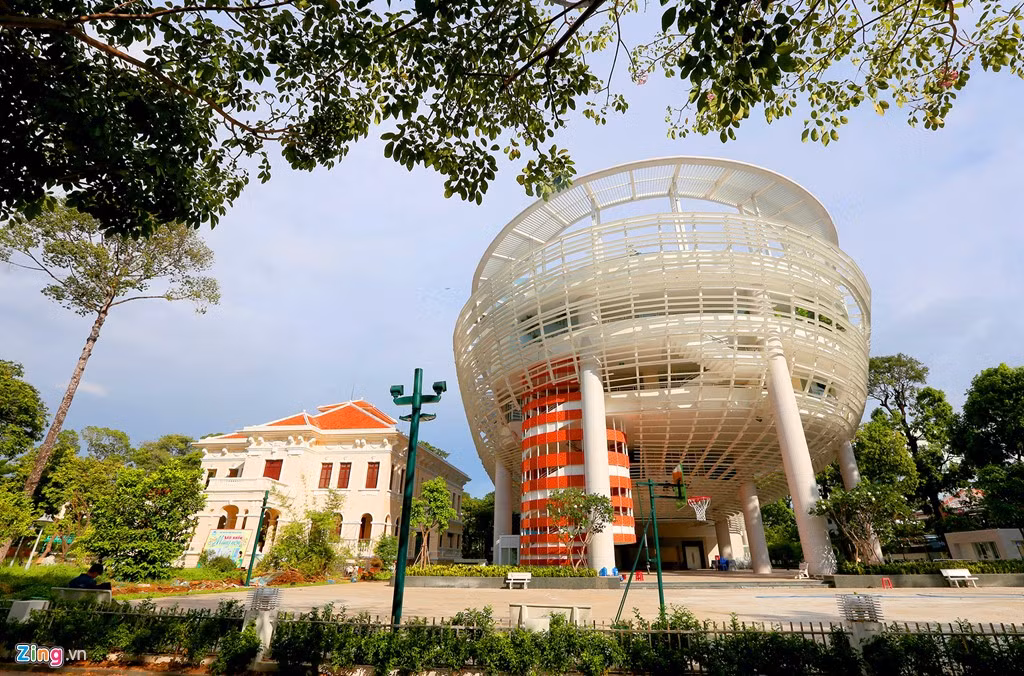 Công trình nâng cấp Nhà thiếu nhi TP.HCM được xây dựng hiện đại phía sau Nhà truyền thống thiếu nhi TP có kiến trúc cổ kính. Đây được xem là một trong những công trình có kiến trúc độc đáo của Sài Gòn.