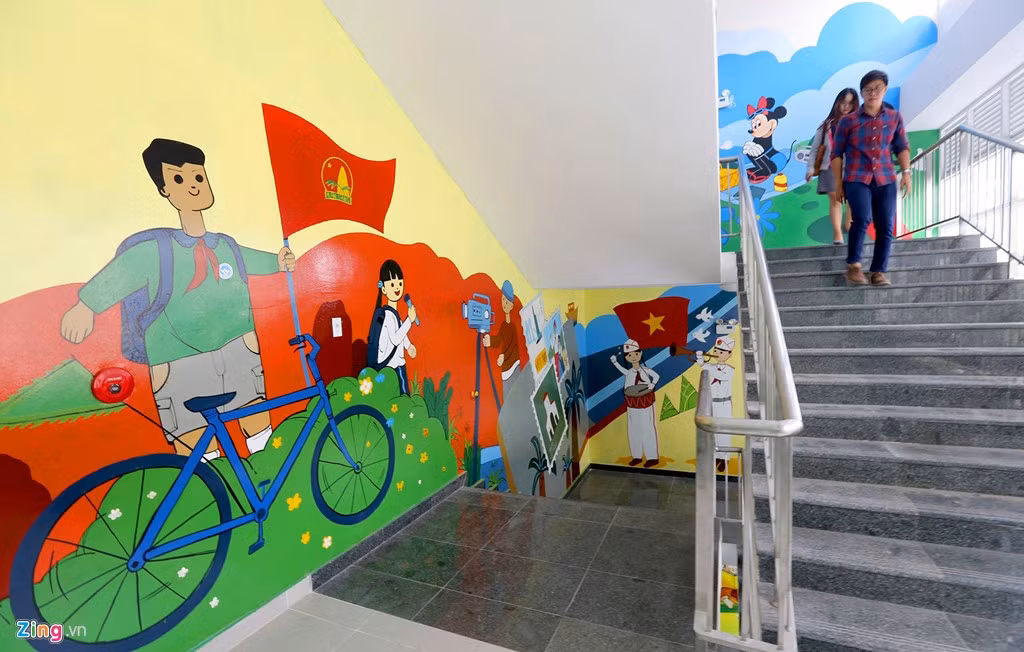 Cầu thang phía sau nhà thiếu nhi, mảng tường được vẽ hình về các hoạt động hàng ngày của đội viên, thiếu niên.