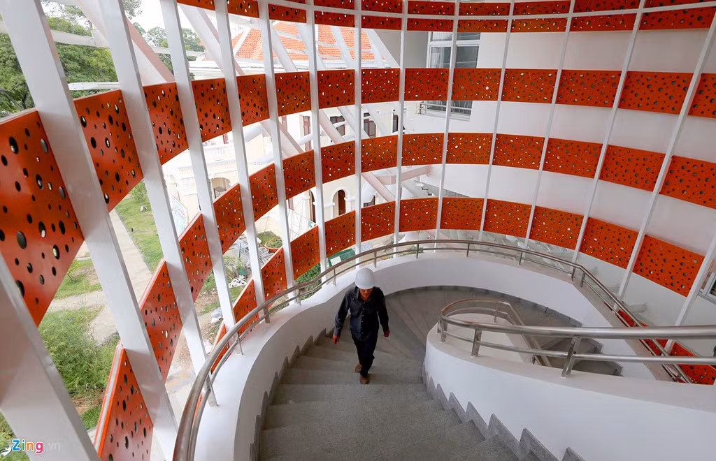 Ngoài hệ thống thang máy, công trình còn được xây dựng các cầu thang xoắn ốc với tấm che cách hở bên ngoài tạo ánh sáng tự nhiên.