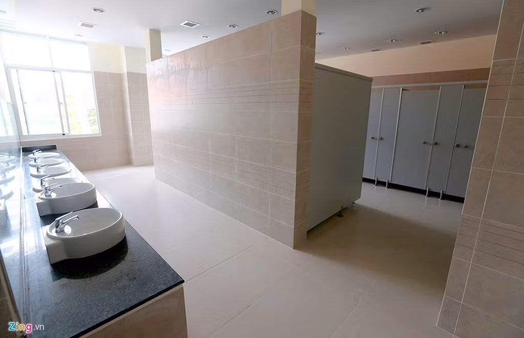 Nhà vệ sinh các tầng rộng, thoáng, đầy đủ tiện nghi hiện đại, đẹp mắt.