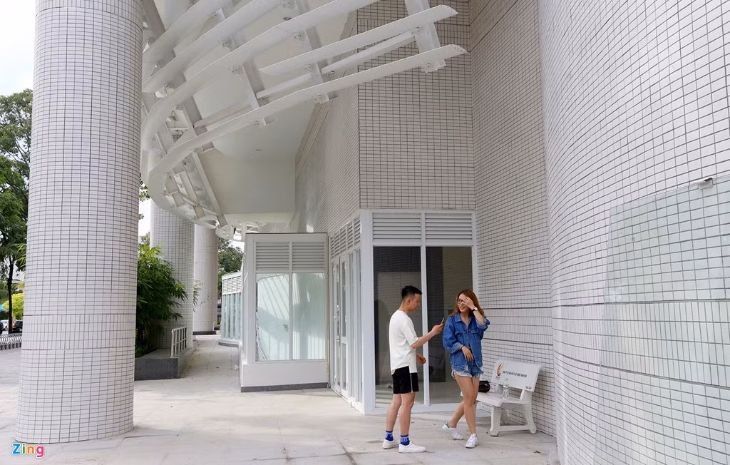 Cấu trúc bao quanh hành lang tầng trệt cũng khá lạ mắt với hệ thống cột trụ lớn làm bệ đỡ cho toàn bộ công trình nhà thiếu nhi.