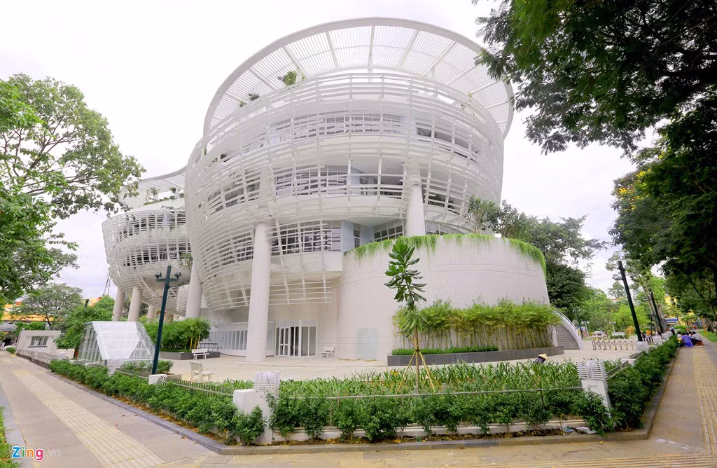 Công trình có 5 tầng gồm một tầng trệt, 3 tầng lầu, một tầng kỹ thuật - mái che nằm trong khuôn viên 4 mặt đường rộng khoảng 10.000 m2.