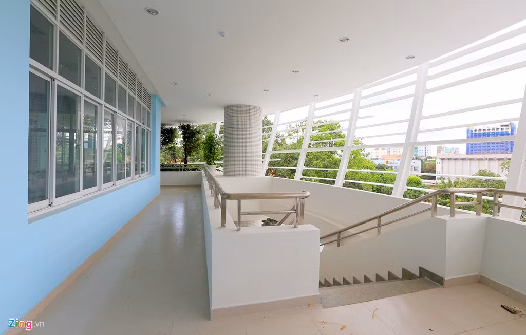 Xung quanh, các tầng đều được thiết kế mở lấy ánh sáng tự nhiên vào hành lang, cầu thang và các phòng chức năng.