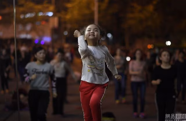 Be 5 tuoi tro thanh “ba thim” day nhay noi tieng nhat Trung Quoc