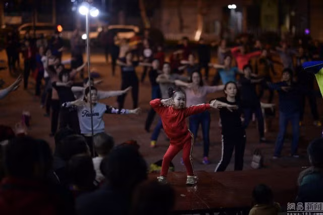 Be 5 tuoi tro thanh “ba thim” day nhay noi tieng nhat Trung Quoc-Hinh-2