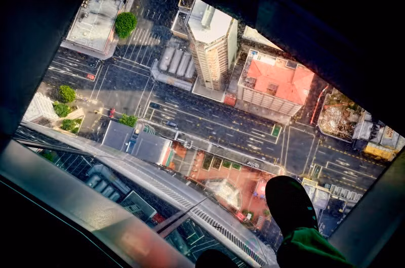 Tháp Sky (Auckland, New Zealand): Với chiều cao 328 m, tháp Sky là công trình cao nhất New Zealand. Đài quan sát chính ở đây có phần sàn trong suốt, nhìn xuống phố phường phía dưới từ độ cao 186 m. Ảnh: TrekEarth.