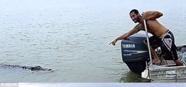 Nam du khách này thử đến gần một con cá sấu dài 3,6 m ở sông South Alligator, vùng lãnh thổ phía bắc, Australia.