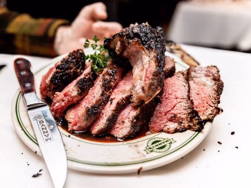 12. Bít tết của nhà hàng Manny's Steakhouse (Minneapolis, Minnesota) Những đồ nội thất bằng gỗ và da tại Manny's mang lại cảm giác như các trường học cổ tại New York. Nơi đây nổi tiếng với món ăn siêu VIP có giá 88.95$ - sườn nướng 85 ngày với hương vị nồng đậm, và thậm chí đây còn là 1 phương thuốc chữa liệt dương.