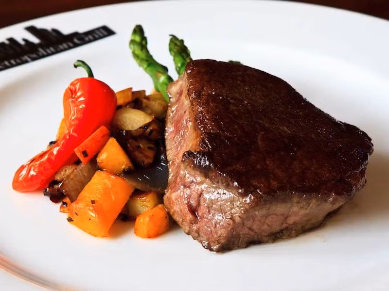 11. Bít tết Amercian Wagyu của nhà hàng Metropolitan Grill (Seattle, Washington) Quán bít tết này vô cùng nổi tiếng, nhất là với món Amercian Wagyu, những miếng thịt bò khổng lồ ăn kèm với khoai tây chế biến theo mọi kiểu mà bạn muốn.