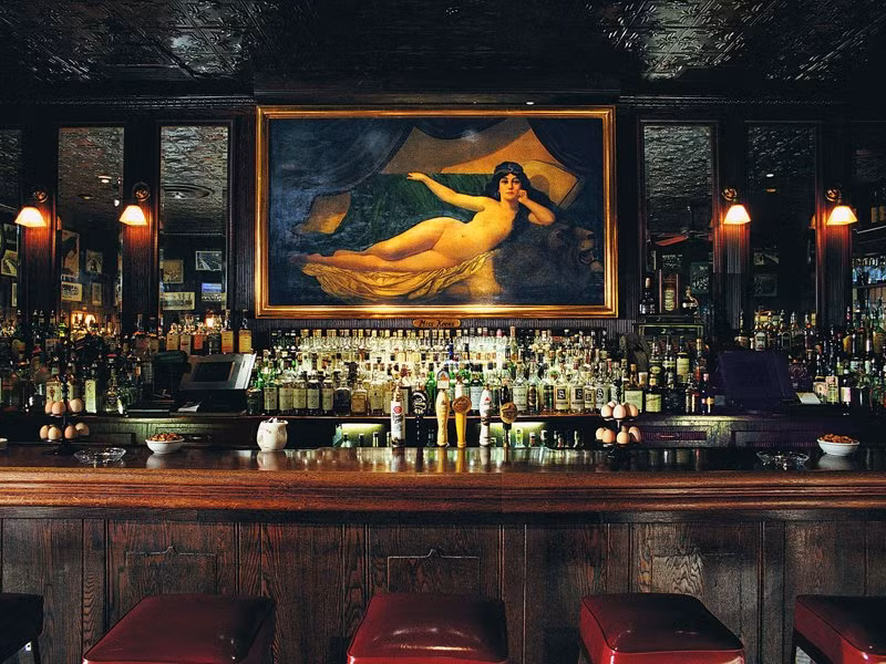 2. Bít tết Chateaubriand của nhà hàng Keens Steakhouse (Manhattan, New York) Tọa lạc tại quảng trường Herald – trung tâm của New York, nhà hàng huyền thoại này đã từng phục vụ rất nhiều người nổi tiếng kể từ năm 1885. Món ăn nổi tiếng của quán là Chateaubriand, bít tết phục vụ kèm 3 loại sốt khác nhau có giá tới 120$ cho phần ăn 2 người.