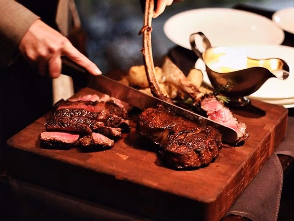 14. Bít tết của nhà hàng Bull &amp; Bear (Orlando, Florida) Quán bít tết Waldorf Astoria này nổi tiếng bởi thái độ phục vụ tốt và hương vị thịt bò siêu hấp dẫn. Thực khách có thể lựa chọn giữa 5 loại nước sốt siêu ngon để dùng cùng bít tết. Ngoài ra gà rán ở đây cũng ngon đến nỗi được mệnh danh là “những miếng gà tuyệt nhất bạn từng ăn trong đời”.