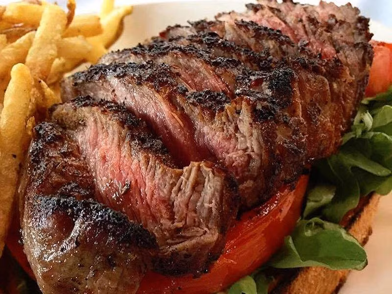 5. Bít tết của nhà hàng Gibsons Bar &amp; Steakhouse (Chicago, Illinois) Nhà hàng xa hoa này là nơi bạn nhất định phải đến tại Chicago nếu muốn “sống ảo”. Bít tết ở đây có giá từ 42$ cho 300g thăn bò.