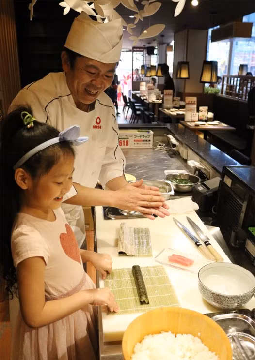 Con gái diễn viên Mạnh Trường là cô bé lém lĩnh nên không chỉ thưởng thức các món ăn ngon mà còn vào bếp xem đầu bếp người Nhật làm các món.