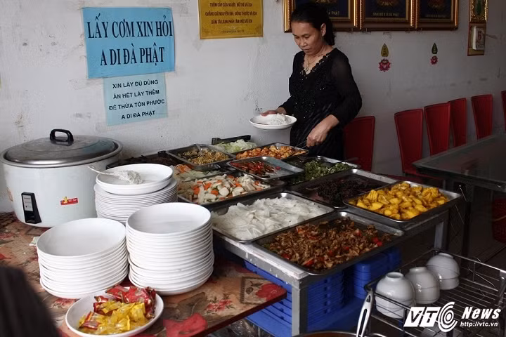 Theo một số vị khách đến ăn tại quán, từng có phóng viên đến quán để lấy thông tin viết về quán, nhưng lại viết về bà nên giờ bà Hoa không muốn lên báo. Hễ cứ ai giới thiệu là phóng viên thì bà lại vào trong nấu đồ ăn.