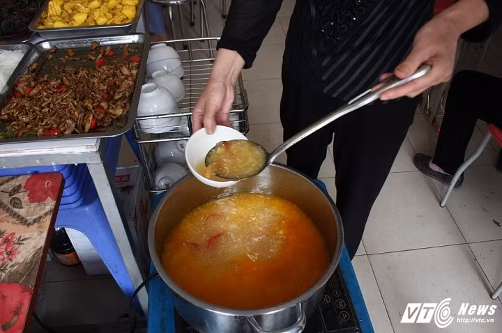 Được biết, toàn bộ các món ăn ở quán đều do bà chủ tự tay nấu. Để người khác nấu bà không yên tâm vì đây hoàn toàn là đồ chay thực chứ không phải là các món chay chế biến sẵn.