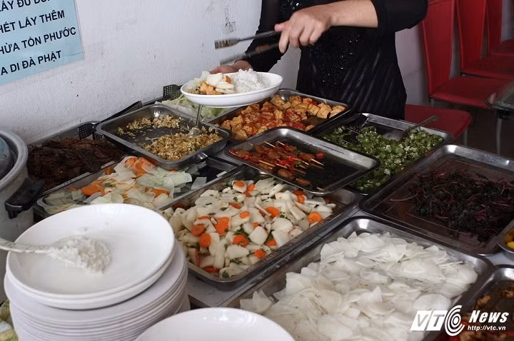 Món chả mực được bà Hoa khéo léo làm từ nấm hải sản trộn bột chiên giòn để tăng khẩu vị cho người ốm. Đậu sốt cà chua, chả khoai lang chiên giòn… màu sắc rất bắt mắt, bà Hoa thường cho thêm bột nghệ và dầu điều. Bà bảo “nghệ tốt lắm nên tôi cứ cho vào, vừa đẹp mắt vừa bổ máu”.