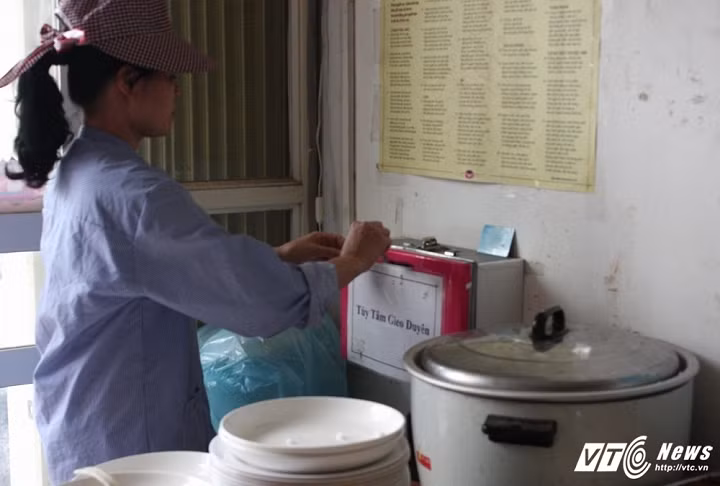 Sau khi ăn xong, chẳng có người nào đứng ở quầy thu ngân để bắt mọi người trả bao nhiêu mà tự cho tiền vào hòm, tùy tâm, người cho ít cho nhiều, ai không có cũng không sao.