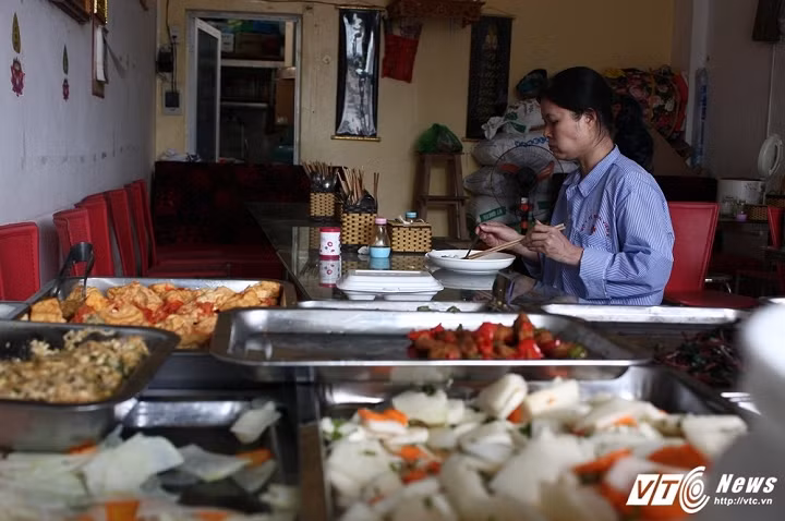 Bà Hoa cẩn thận chọn các loại thực phẩm tốt cho người điều trị ung thư.