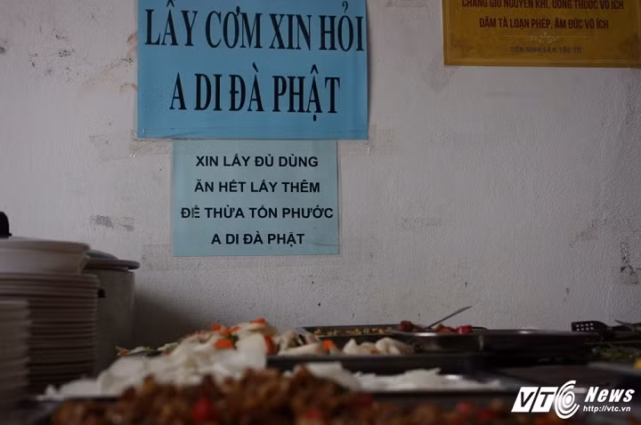 Khi vào quán, mọi người chỉ chào nhau bằng câu "A di đà phật". Ai ăn ít lấy ít, ai ăn nhiều lấy nhiều và chọn món ăn theo sở thích, tuyệt đối không được để thừa.