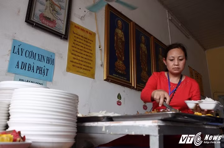 Khách hàng chủ yếu của bà Hoa là bệnh nhân đang điều trị ở bệnh viện K3 Tân Triều, người nhà bệnh nhân hay những lái xe ôm và người qua đường. Họ chẳng biết bà chủ quán tên gì, mọi người chỉ nhớ hai chữ Tùy Duyên.