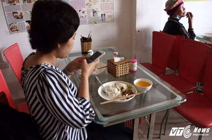 Theo một số vị khách đến ăn tại quán, nếu bà Hoa kinh doanh lấy tiền thì đã không chọn trước cổng bệnh viện như này. Tôi nghĩ bà chỉ muốn làm việc gì đó có ích. Quán cơm có tên Tuỳ Duyên tức là bà sẽ cố làm đến khi nào hết duyên thì thôi.