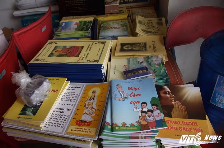 Bà Hoa chia sẻ: "Những khi bị bệnh, tôi thường tìm đến kinh phật mới giác ngộ được lý tưởng sống của đạo Phật và có lẽ vì vậy mà tôi lại sợ thịt, cá".