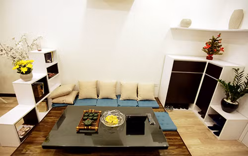 Bước qua bậc thềm vào "căn hộ độc thân" của Phương là phòng khách. Vì diện tích nhỏ nên anh Phương lựa chọn bàn ghế thấp kiểu Nhật Bản để tránh bị nuốt không gian.