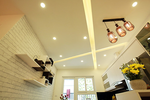 Bên cạnh đồ gỗ thuê thợ gia công, toàn bộ các vật dụng khác trong nhà cũng do anh đích thân đi lùng sục. Ví như để mua được bộ đèn treo tường này, anh đã dành ra hết một ngày đi từ khu đường Trần Duy Hưng, ra Khuất Duy Tiến rồi lại đường Láng mới tìm được bộ đèn ưng ý.