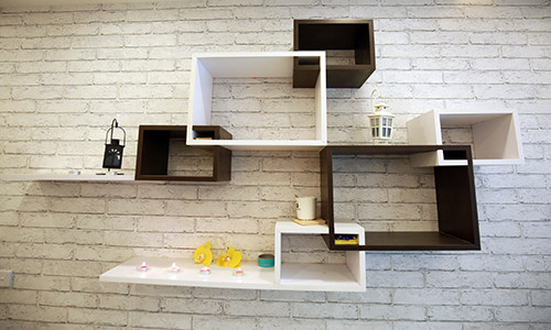 Đồ trong nhà vẫn chưa được sắm sửa đầy đủ.