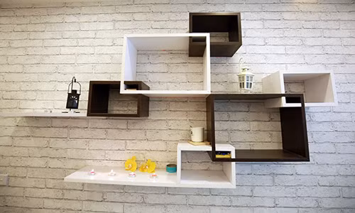 Đồ trong nhà vẫn chưa được sắm sửa đầy đủ.