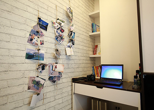 Bên cạnh giường ngủ là góc làm việc. Trên khoảng tường là những bức ảnh chụp anh Phương bên bạn bè, đồng nghiệp được chính tay anh kết nối thành 'chuỗi kỉ niệm'.