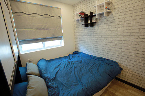 Dưới gầm giường là một khoảng trống lớn để chứa đồ như vỏ chăn, ga giường, ga gối dự phòng hay những món đồ linh tinh khác. Vì căn nhà nhỏ nên anh Phương phải tận dụng từng không gian để có thể lưu trữ đồ đạc, tránh bày bừa quá nhiều ra sàn hoặc mua quá nhiều tủ để đồ.