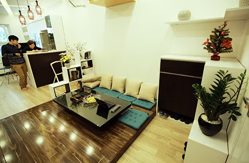 Ngăn cách giữa không gian phòng khách và nhà bếp là một quầy bar nho nhỏ anh 'tự thưởng' cho bản thân.