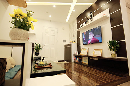 Không gian màu trắng chủ đạo, được điểm xuyết những điểm nhấn màu nâu trầm trên đồ nội thất. Căn phòng nhỏ này trở nên rộng hơn với chiều sâu hút tầm mắt.