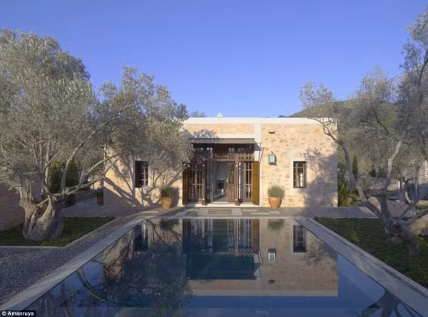 Các căn phòng ở đây đều có sự bài trí khác nhau và tất cả đều có hướng nhìn ra biển. Du khách có thể thỏa thích đắm mình trong ánh nắng của mùa hè ở Thổ Nhĩ Kỳ.