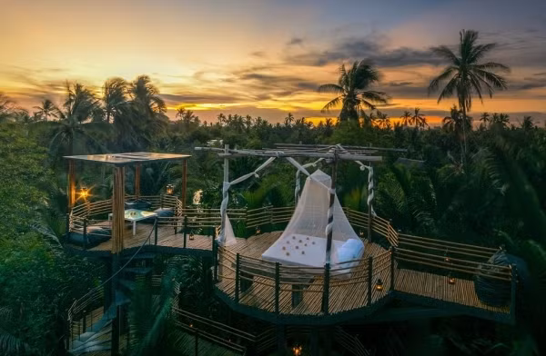 2. Nhà trên cây ở Bangkok, Thái Lan Nhà trên cây ở Bangkok cũng sẽ là trải nghiệm thú vị với những yêu thiên nhiên. Đến đây bạn có thể ngủ trên cây, đắm mình trong hồ bơi tự nhiên, tham gia một lớp học nấu ăn không carbon hoặc tắm vòi hoa sen dưới ánh trăng.