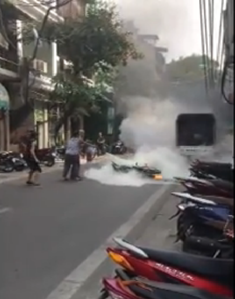 Gap cu ba dap lua cuu xe boc chay o HN gay bao-Hinh-2